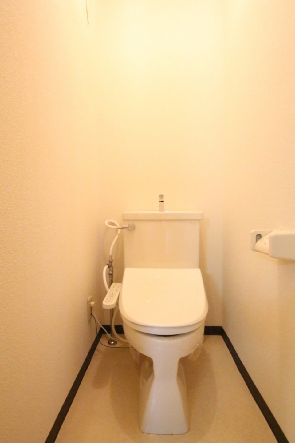 トイレはシャワートイレ付き。