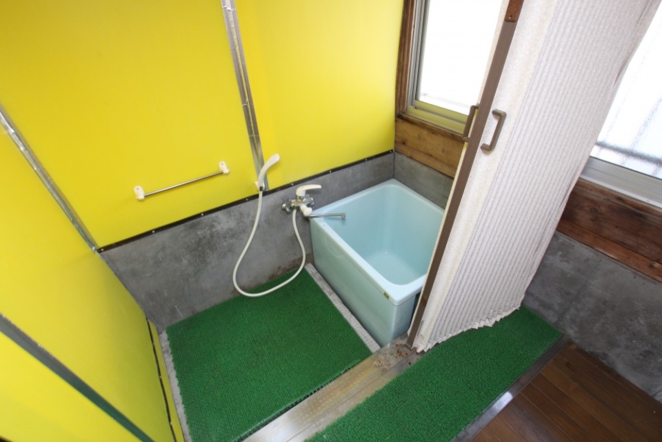 ド派手な黄色の壁のお風呂です。