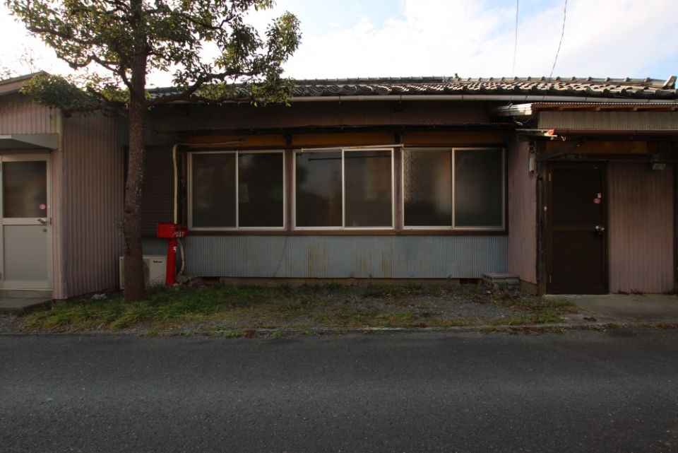 時代を感じるこの木造平屋の外観。
