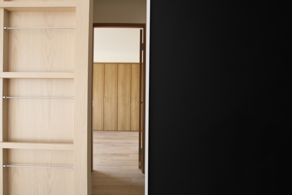 私の部屋には黒板壁とマガジンラックがある。
