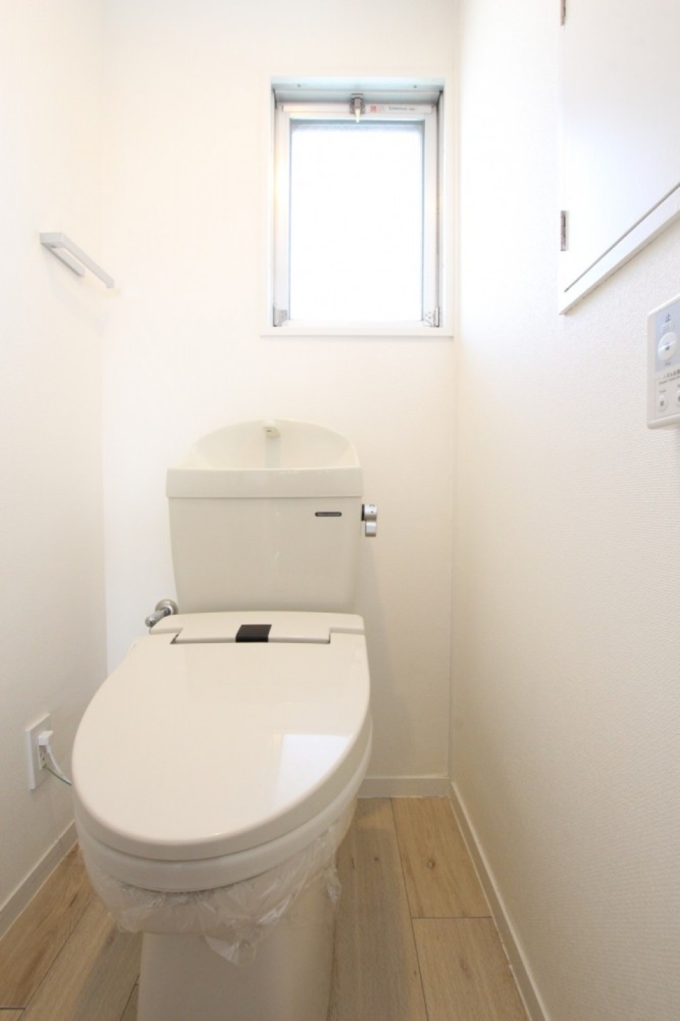 トイレは採光窓があり明るい。