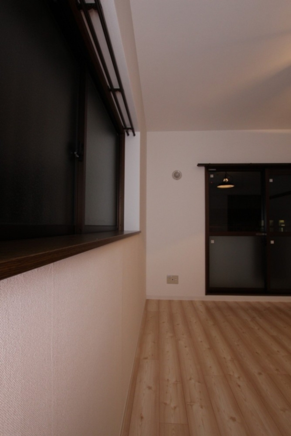 角部屋の特権、＋αの窓が部屋に光を取り入れる。