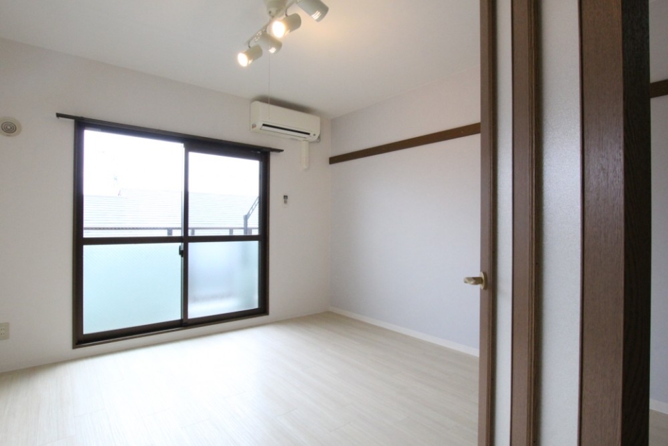 ペールブルーの壁紙が特徴のお部屋。