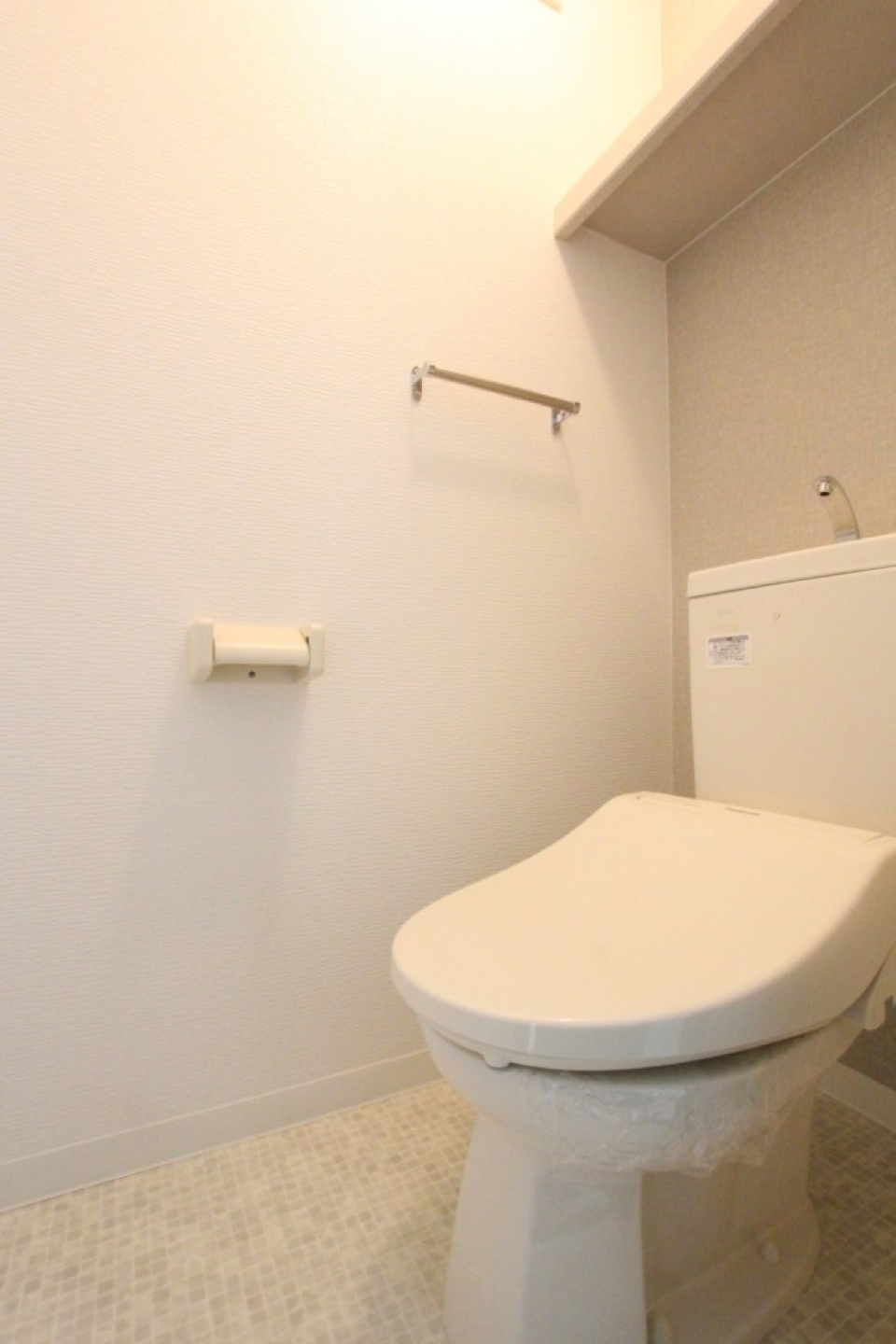 トイレはシャワートイレ付き。
