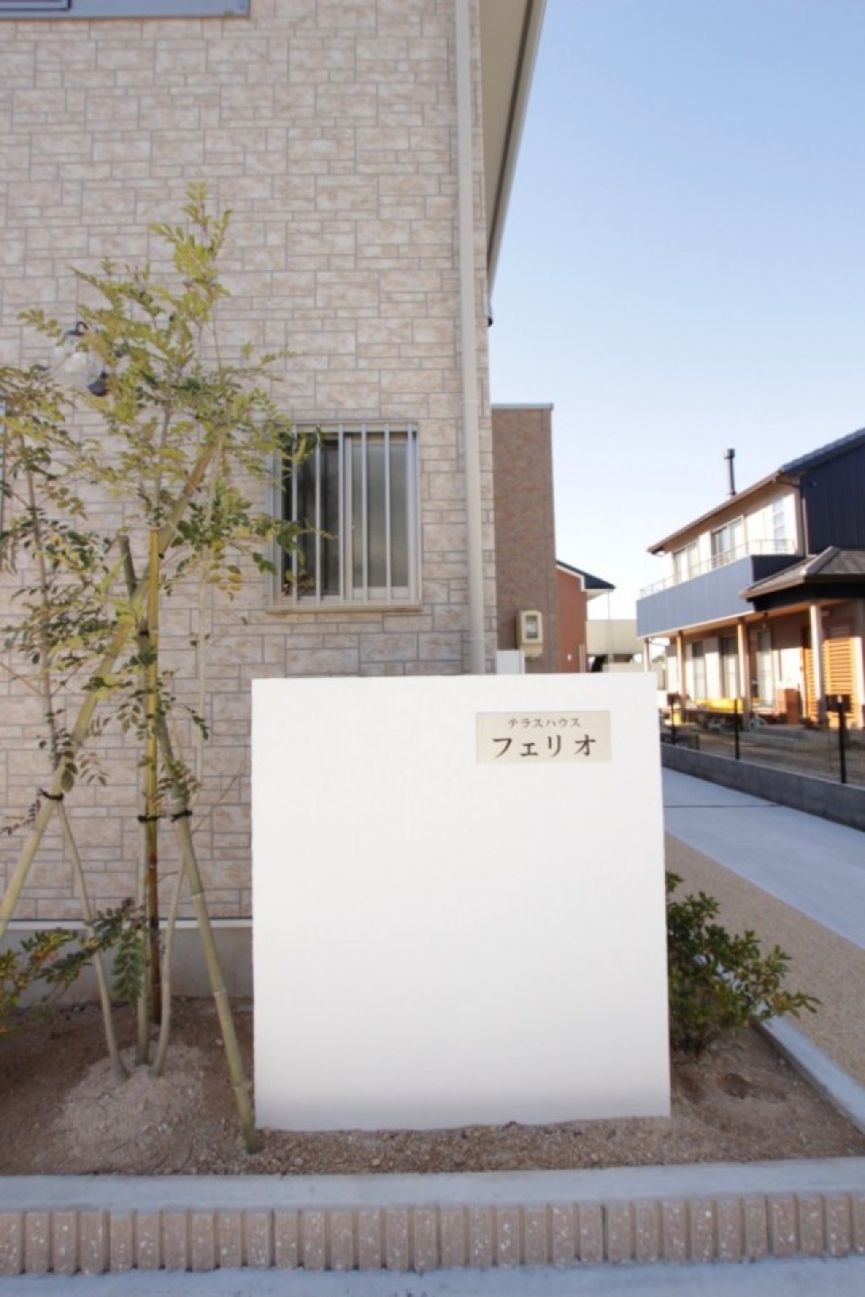 白い門壁がおしゃれ。