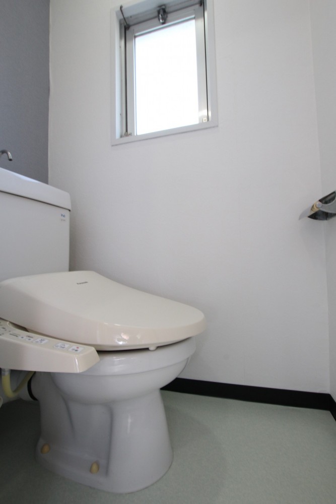 心なしかトイレの配管が目についてしまう。