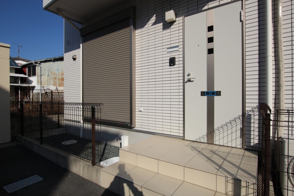 1階掃き出し窓にシャッター雨戸が付いている。
