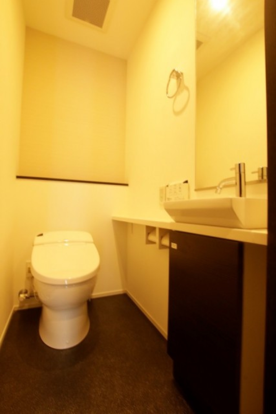 トイレは手洗い場付きです。
