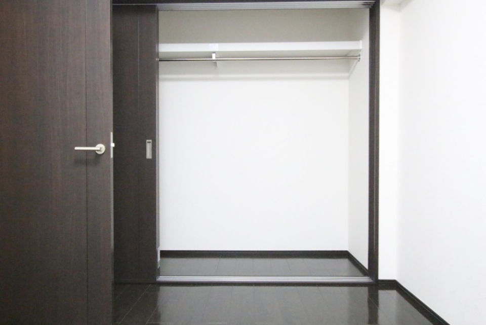 洋室の収納には服をたくさんかけられます。