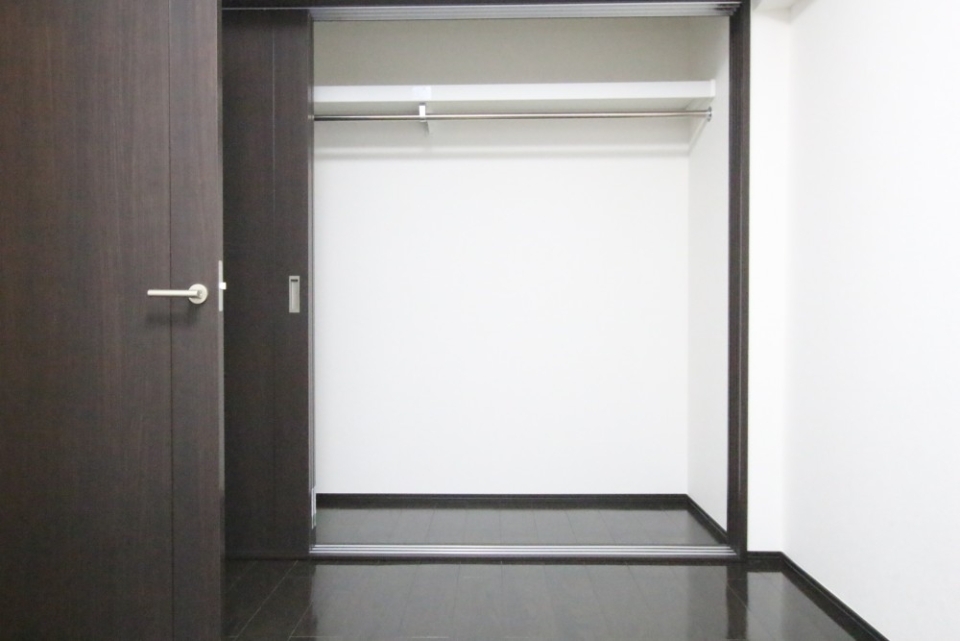 洋室の収納には服をたくさんかけられます。