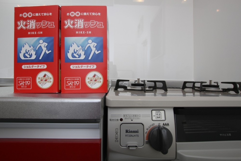カスコンロと簡易消化器2個をプレゼント。