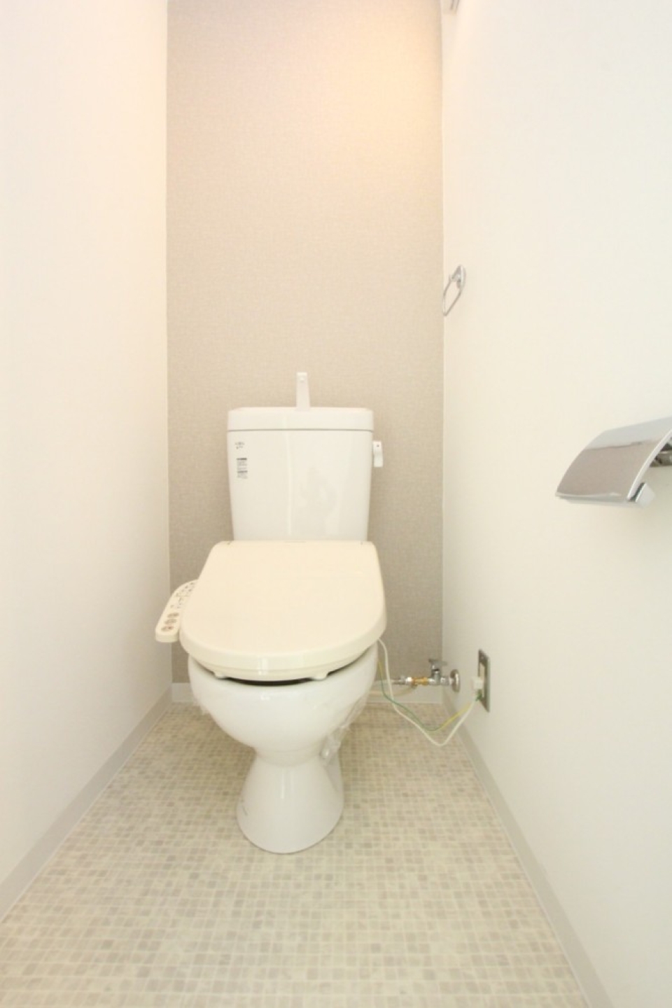 トイレはNewペーパーホルダーにシャワートイレ付き。