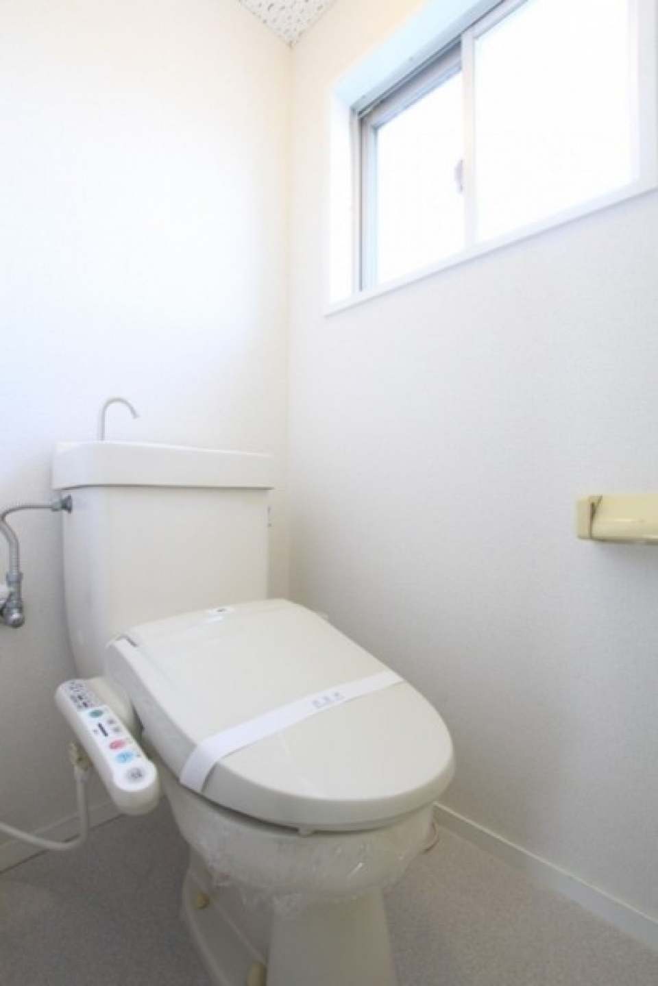 トイレはシャワートイレ付き。
