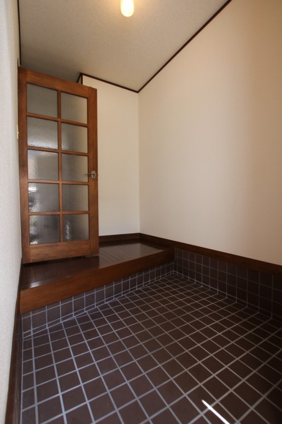 靴箱こそないが玄関は意外と広い。