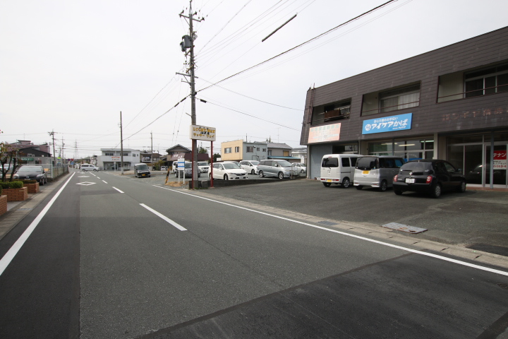 見渡しのいい道路沿い。