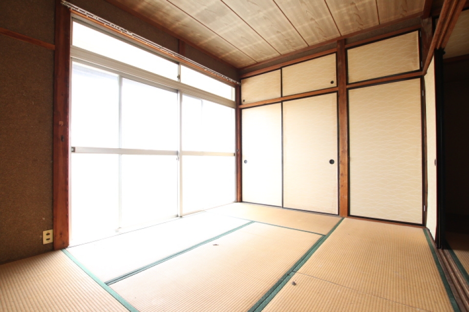 ２階の和室は明るい。
