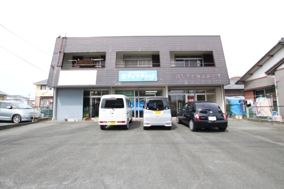 外観は大きな屋根が特徴。駐車がしやすいのもＧＯＯＤ?