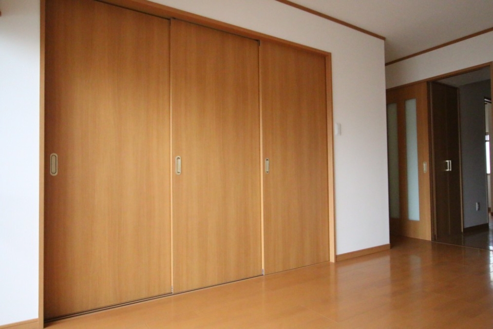 木目調の3本引き戸