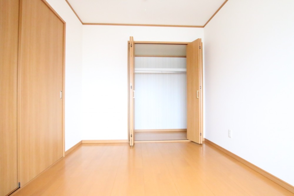 北側の洋室。収納もしっかり。