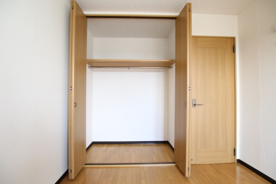 ２つの洋室の収納は全く同じ作り。