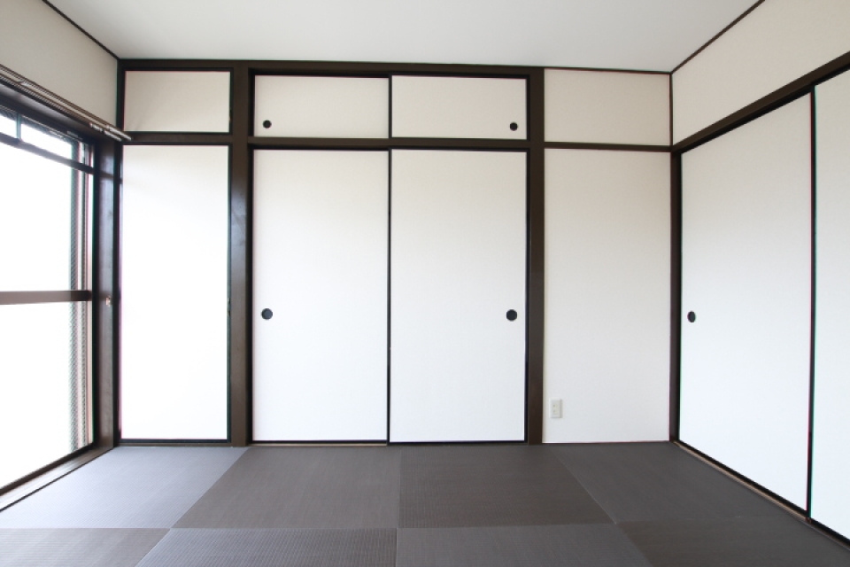 ブラックの琉球畳風建材使用。男前な和室。