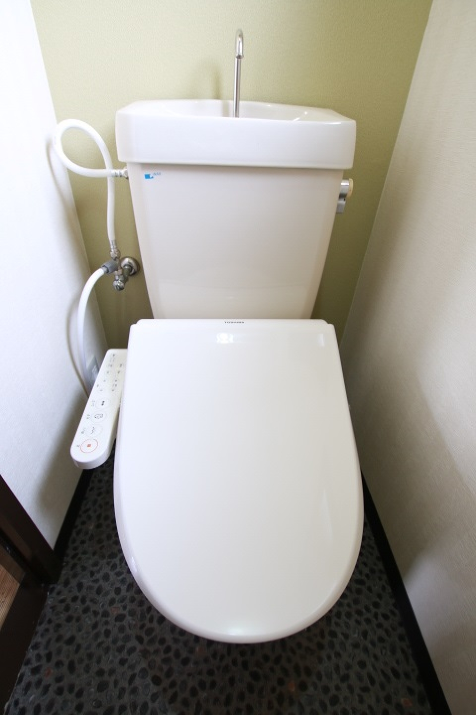 トイレの床は昔ながらの砂利洗い出し仕上げを残す。