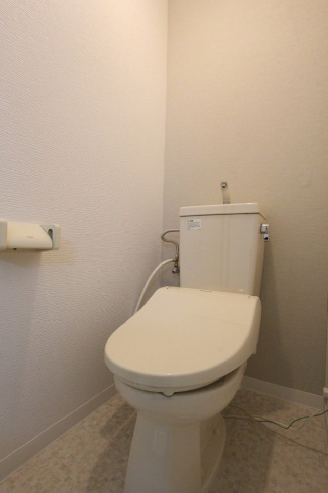 トイレはシャワートイレ付き。