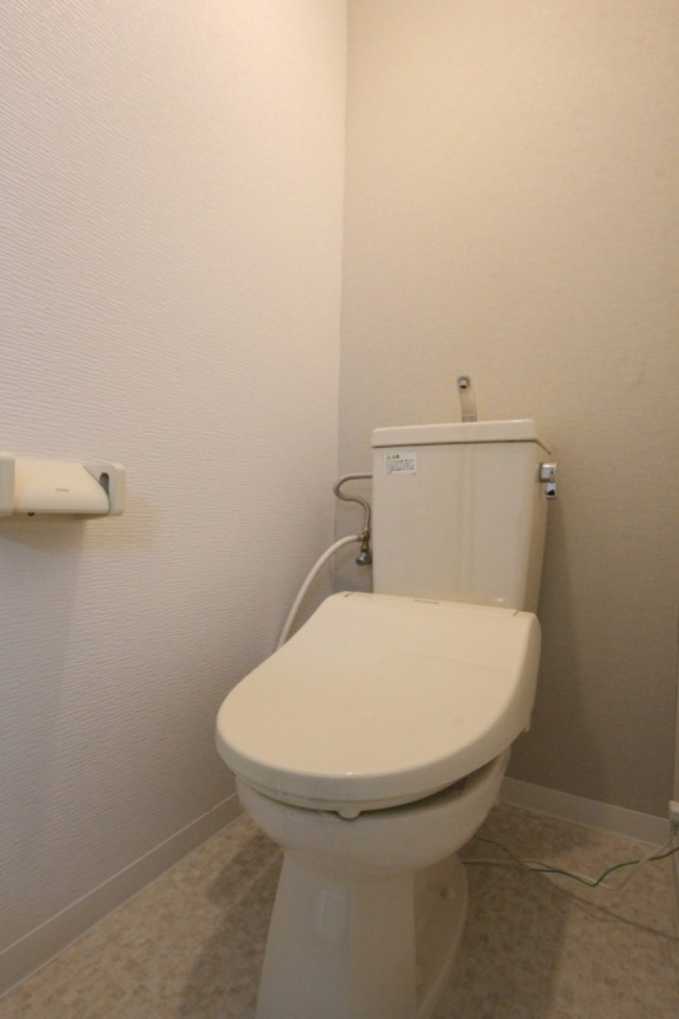 トイレはシャワートイレ付き。