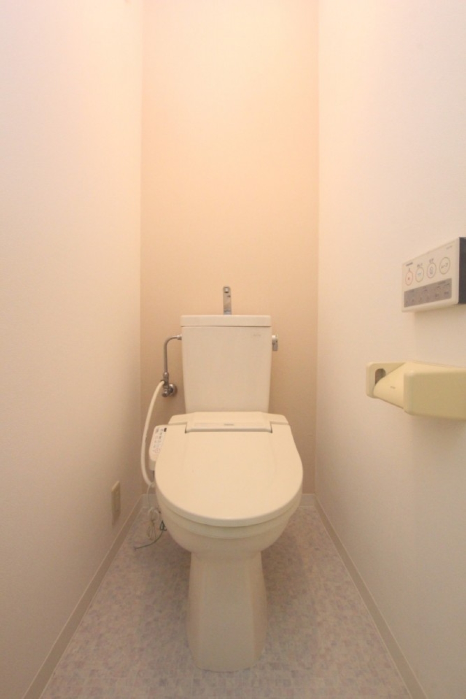 トイレはシャワートイレ付き。
