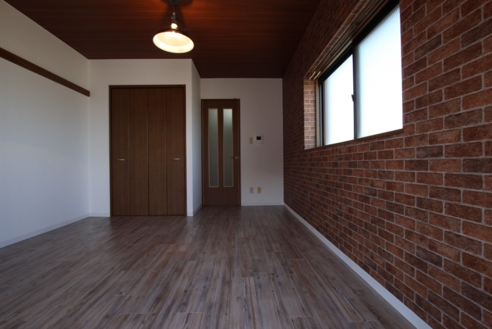 角部屋の特権、＋αの窓が部屋に光を取り入れる。