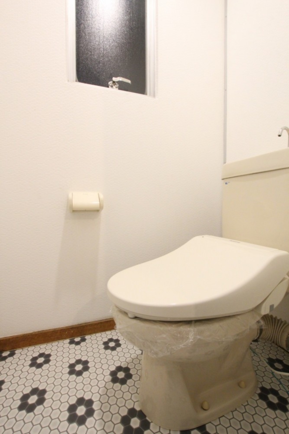 トイレの床も花柄タイル！！