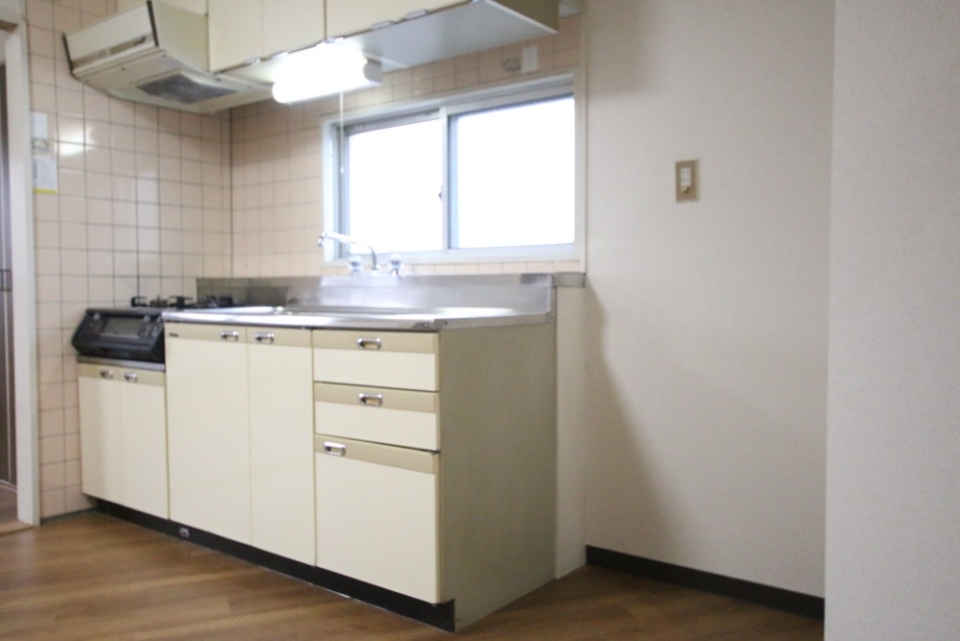 キッチンは作業スペースありだけど、古くて普通。都市ガスだから少しお安いかも。