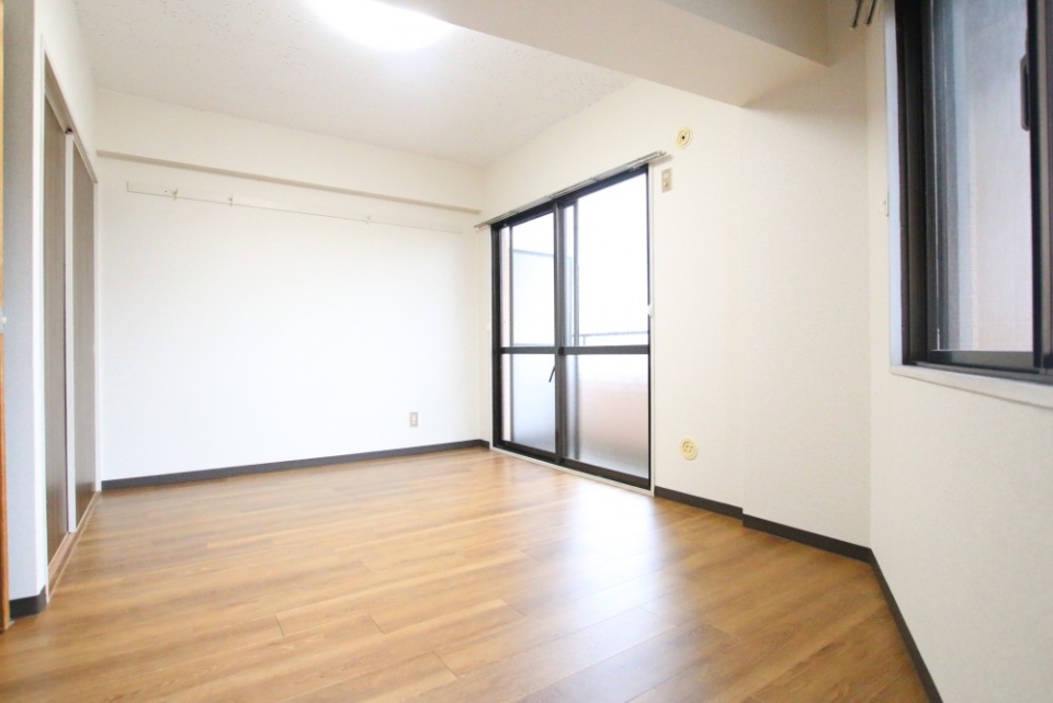 もう1部屋からベランダへ出られます。