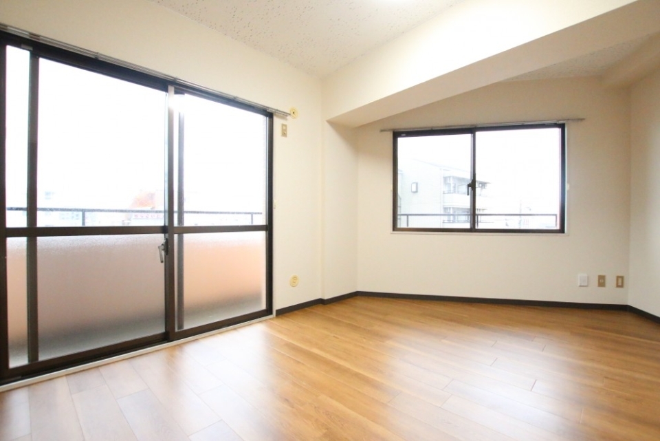 2方向に窓があるのは角部屋ならでは！