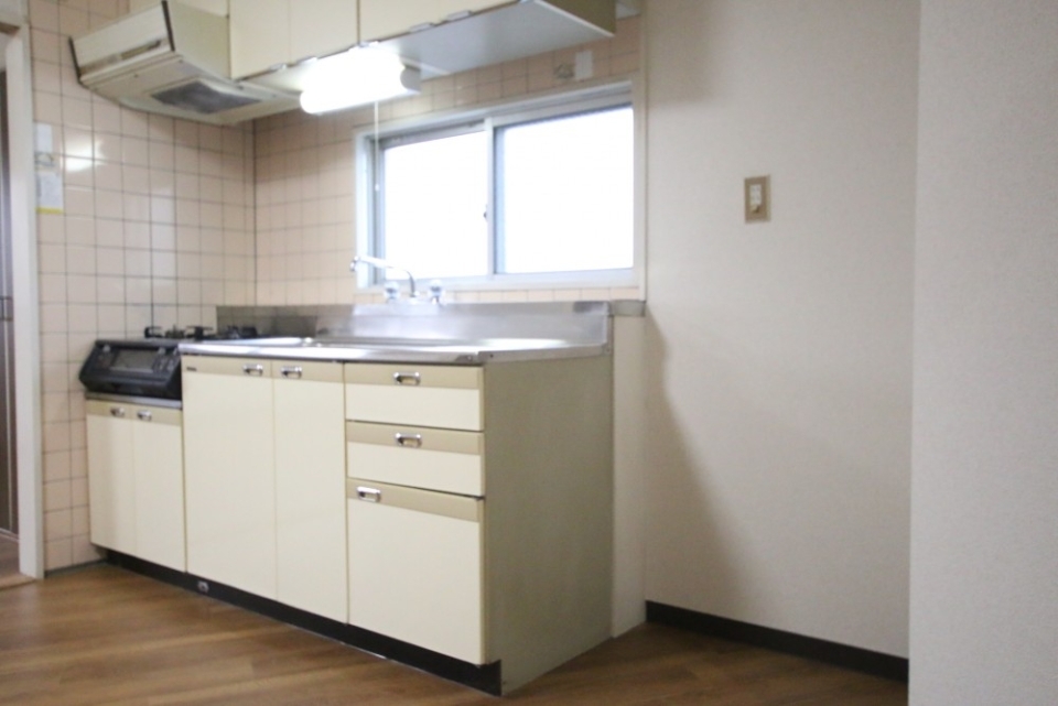 キッチンは作業スペースありだけど、古くて普通。都市ガスだから少しお安いかも。