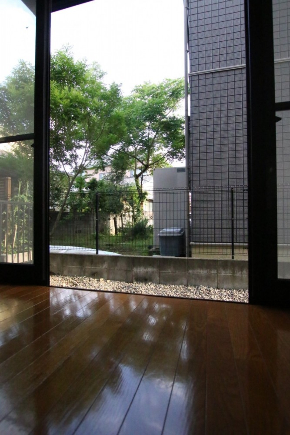 お庭の先にはお隣の緑も目に入って癒される