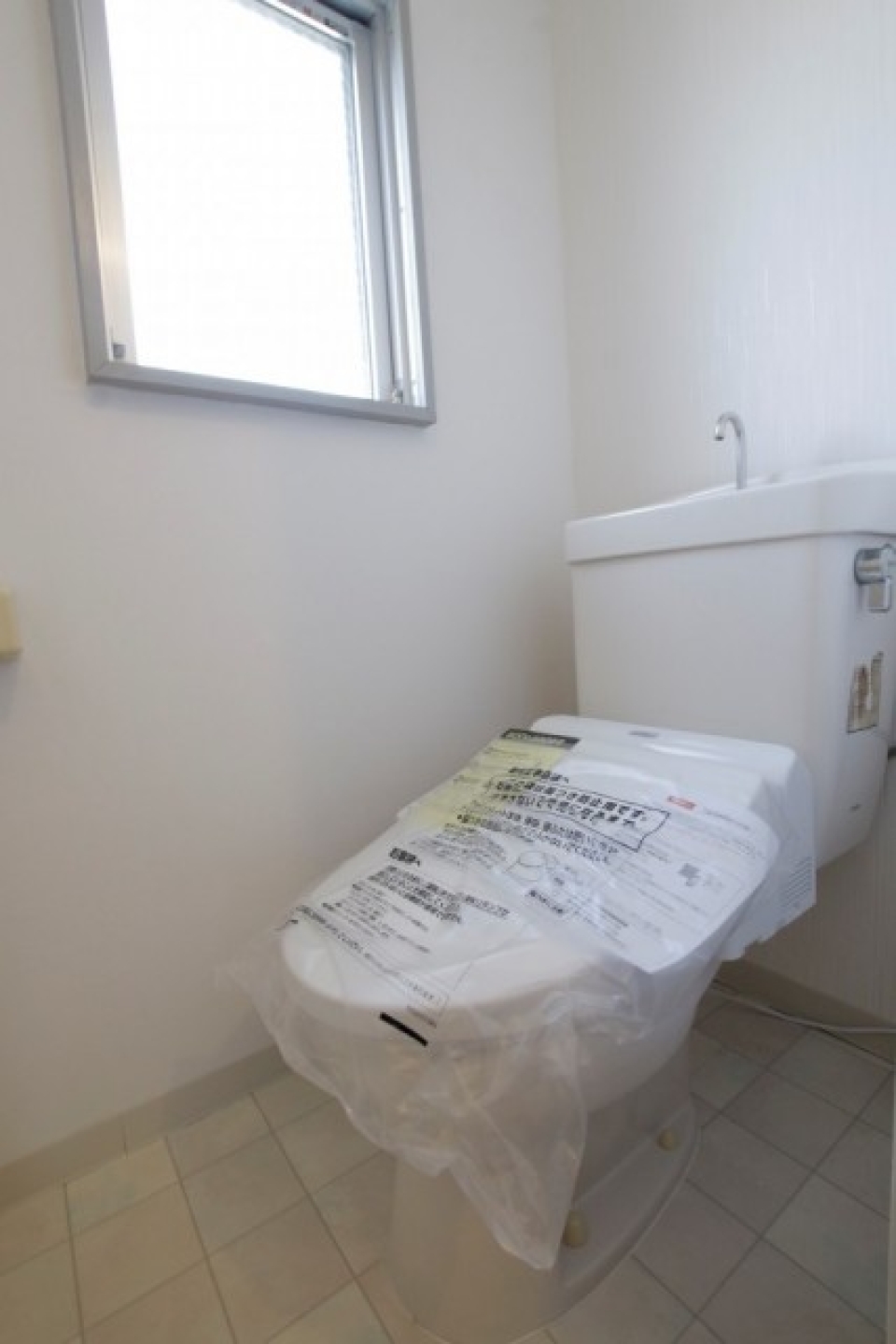 トイレは窓付きです。