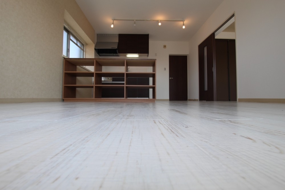 白い木目調の床だから建具の茶が映える。