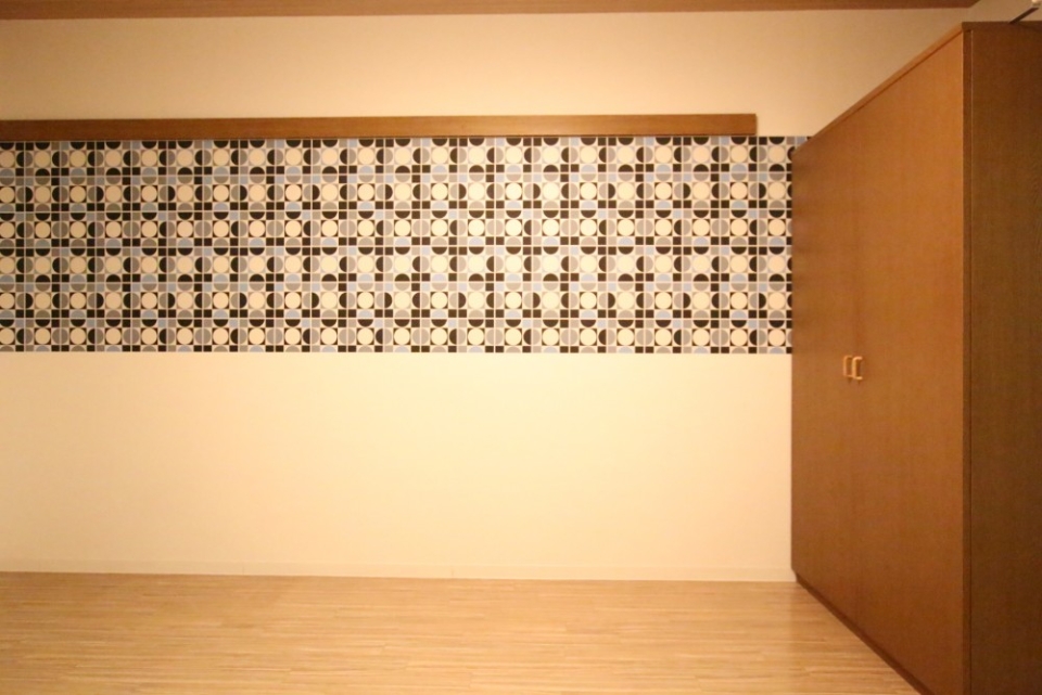 幾何学模様のアクセントウォールをキャンパス風に絵画や写真を飾ってみよう！
