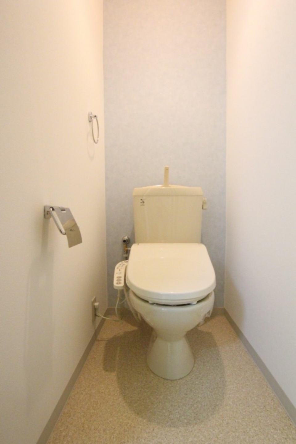 トイレはシャワートイレ付き。