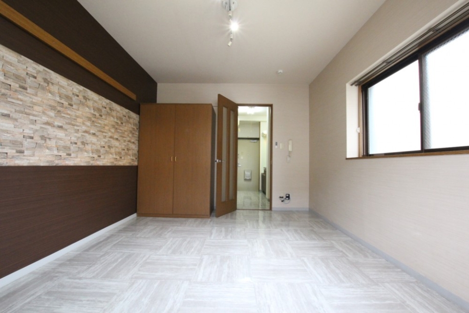 角部屋の特権、＋αの窓が部屋に光を取り入れる。