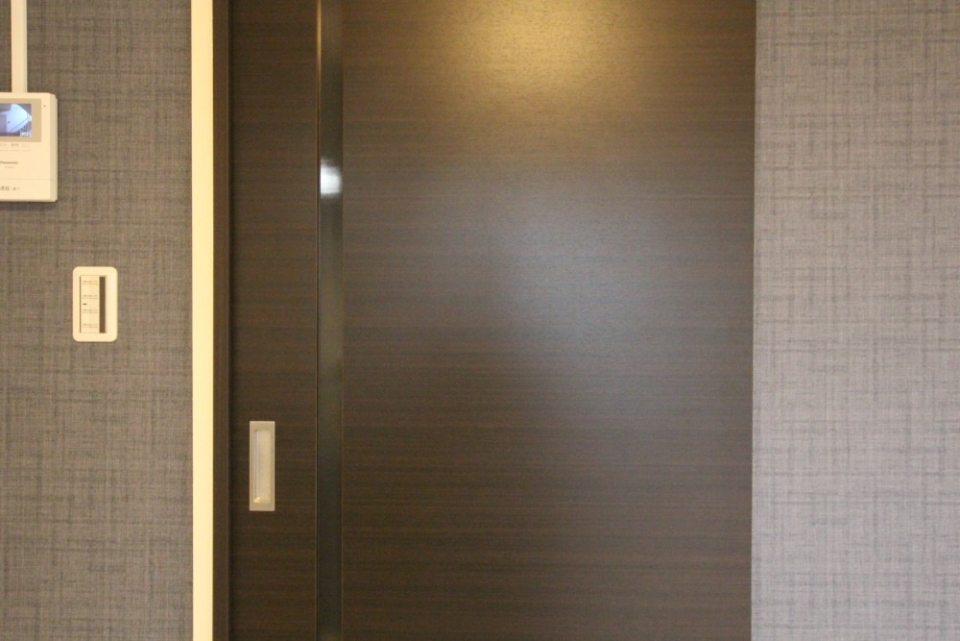 ダークブラウンの建具で高級感アップ。