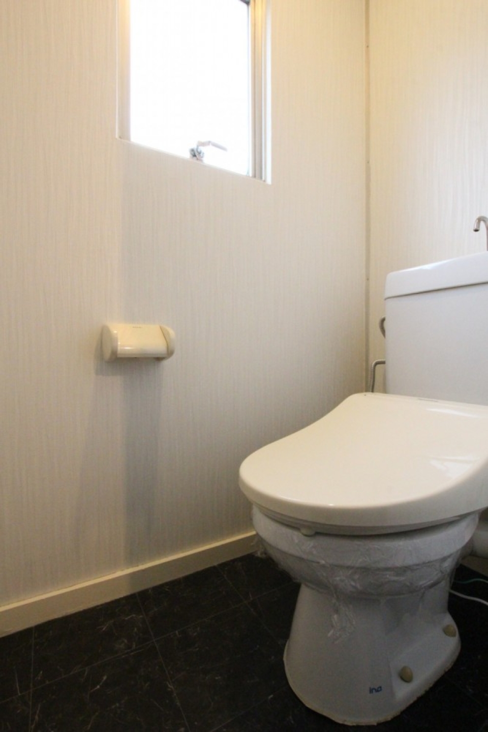 トイレはシャワートイレ付き。