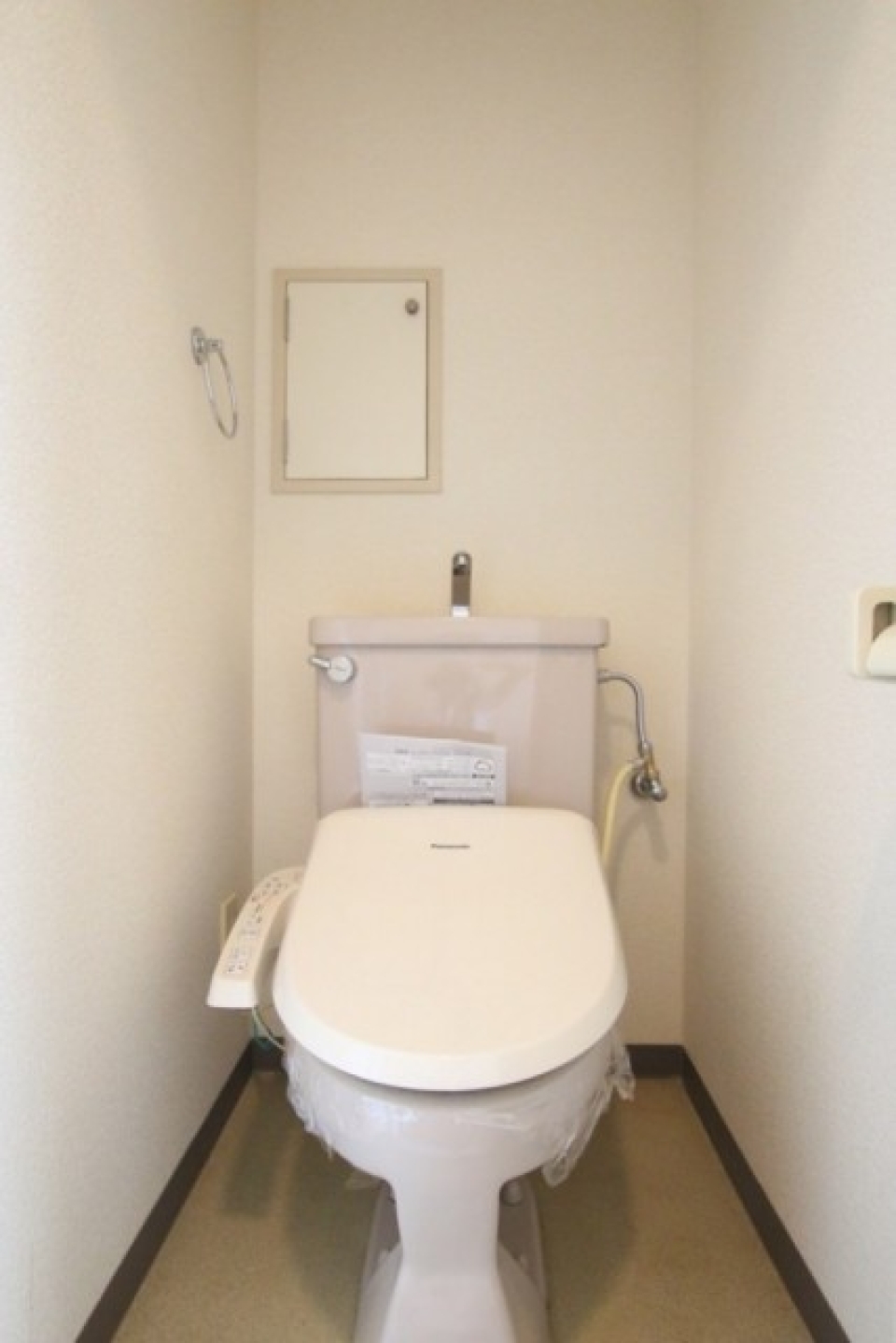 トイレは、狭いです。便座がドアに近い