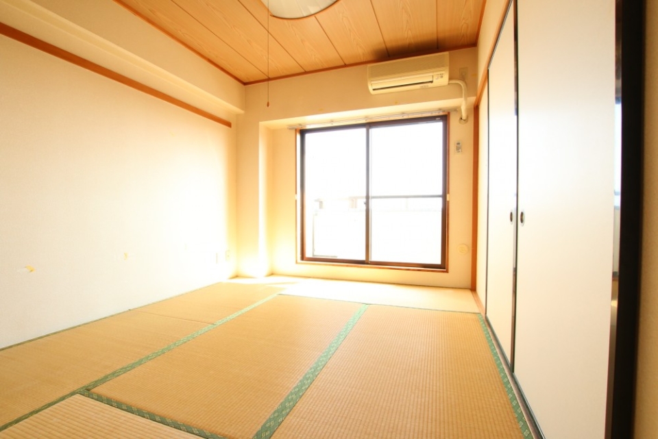 畳の和室。和室の引き戸を開ければ、リビングとつながります。