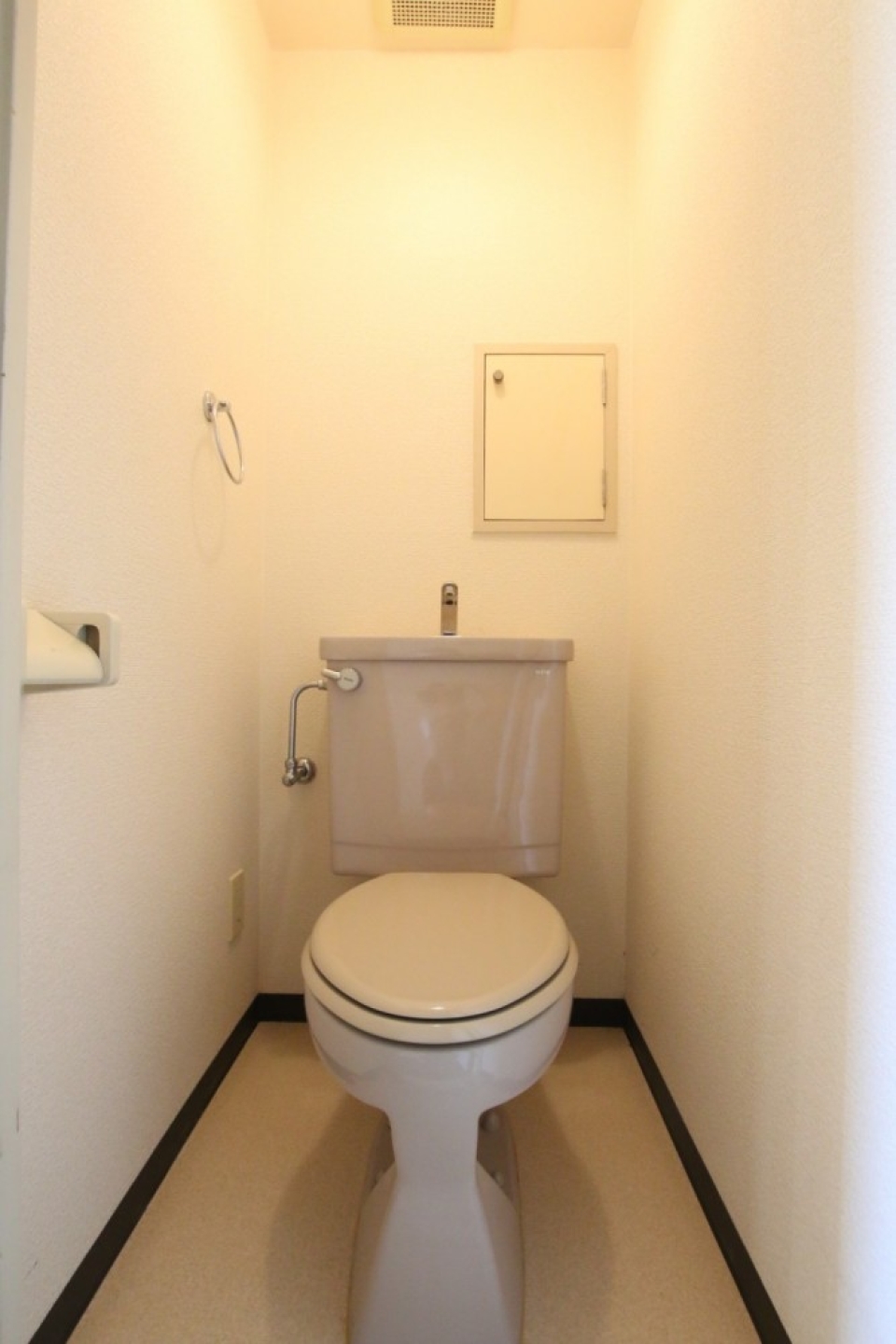 トイレは、狭いです。便座がドアに近い。