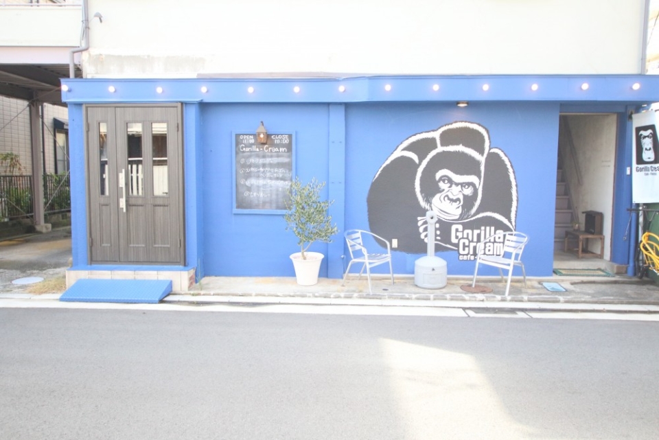 目の前に目を引くカフェ。