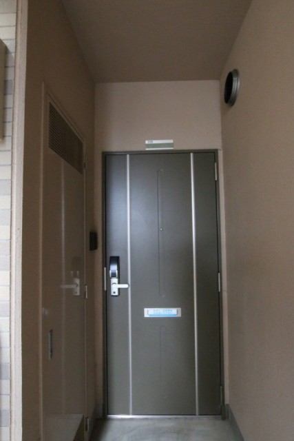 玄関は、角部屋なので奥まっています。