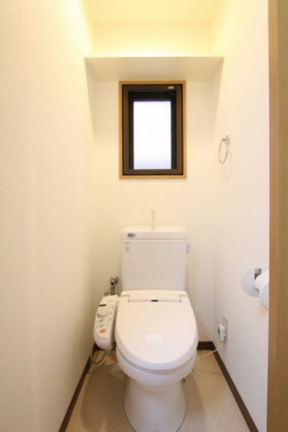トイレにも窓があって明るい印象。