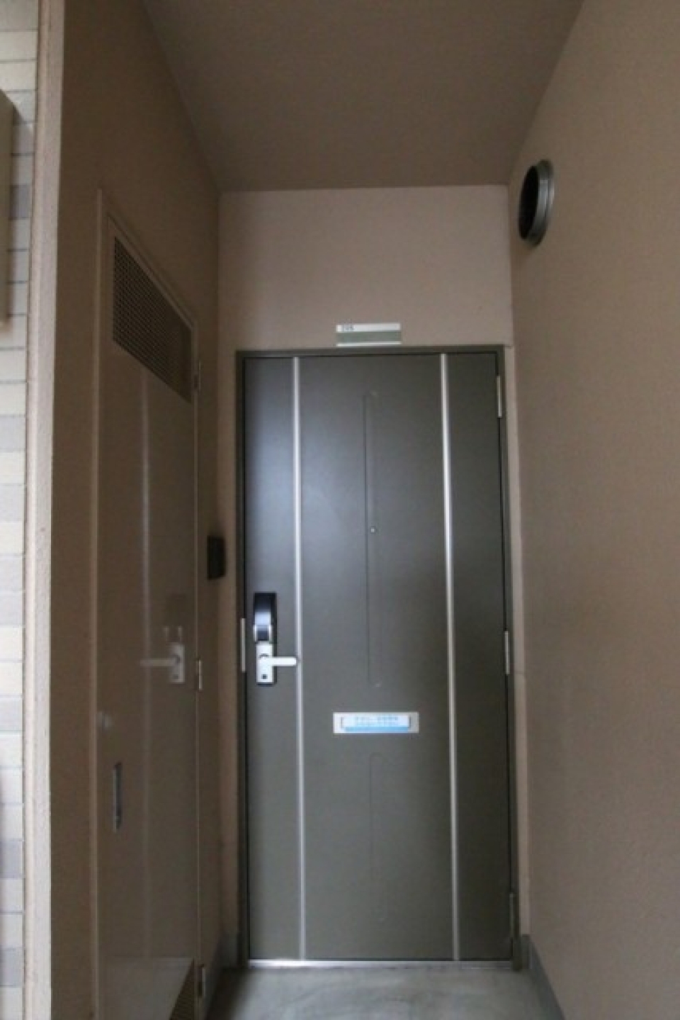 玄関は、角部屋なので奥まっています。